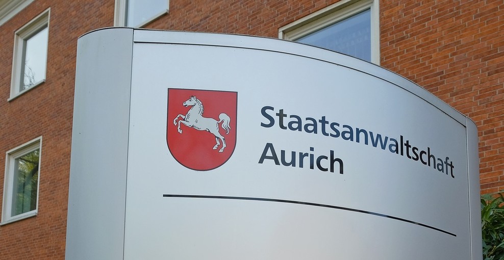 Schmuckgrafik - Schild vor Staatsanwaltschaft Aurich